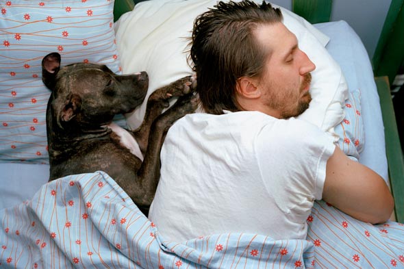 Nem fogod elhinni! Egészségesebb a kutyával alvás, mint gondolnád!