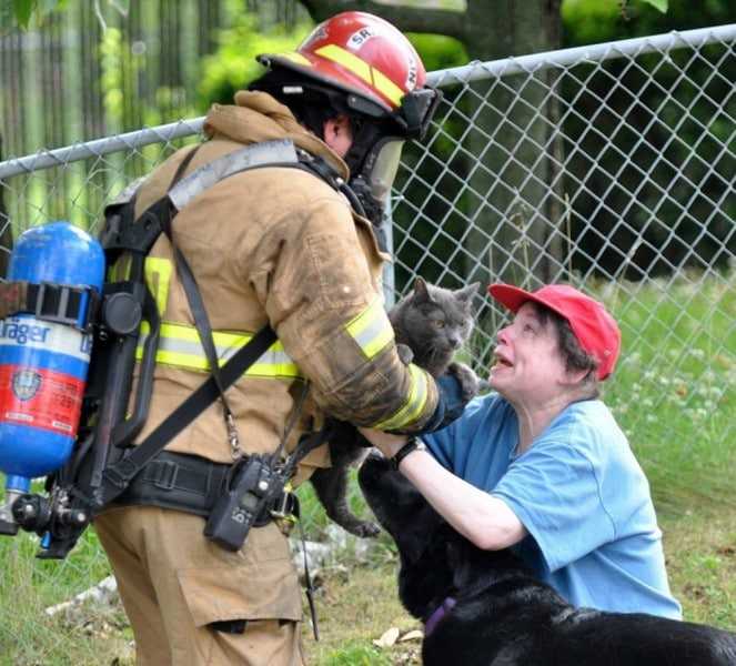 18 kép tűzoltókról akik állatok életét mentik meg 14