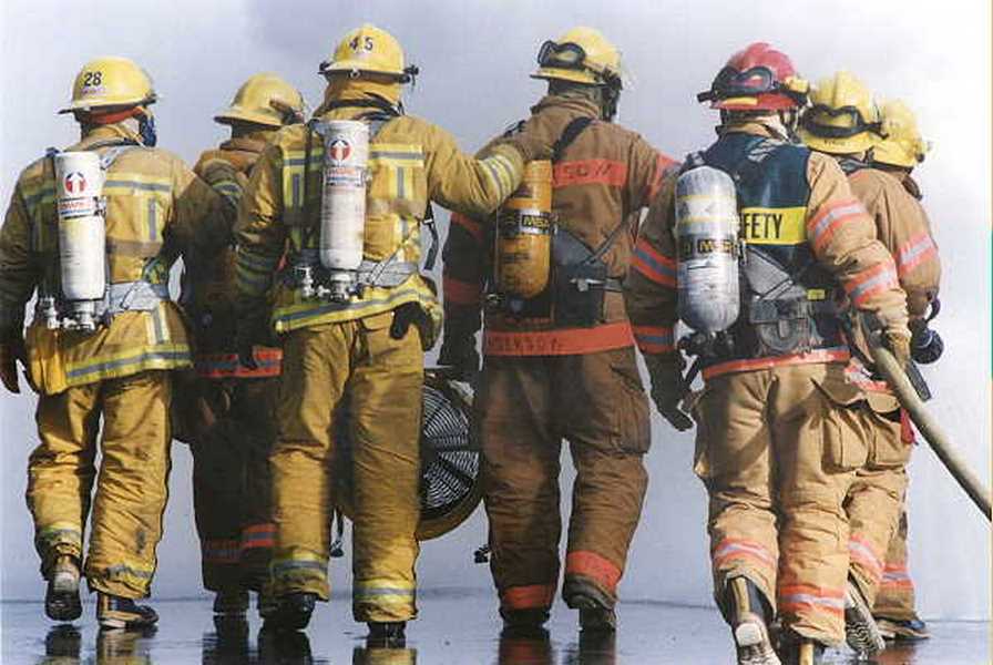 18 kép tűzoltókról akik állatok életét mentik meg 19