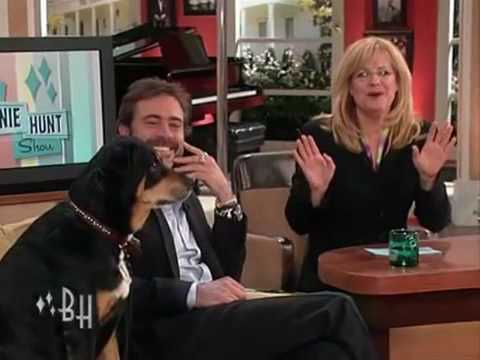 2009-ben megjelent Bonnie Hunt Show-nál a mentett kutyájával, és elmesélte a történetét.