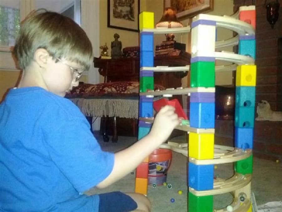 A nyolc éves Jonny Hickey-nek gondjai akadtak a barátkozással. Gyermekkorában autizmussal diagnosztizálták. A közvetlen családon kívüli társadalmi kapcsolato