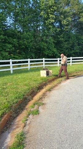 Az Earl Hanners helyettes 40 fok volt Atlanta-ban, Grúziában amikor felhívott, hogy talált egy kölyökkutyát az út szélén egy doboz mellett.