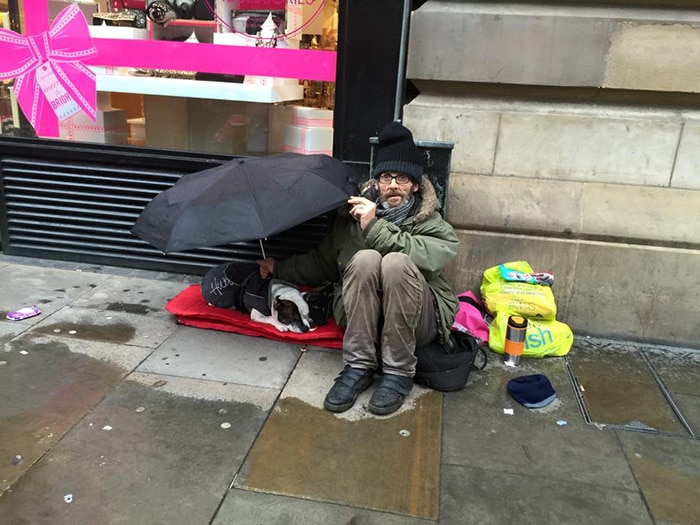 Hajléktalan emberek a legjobb barátjukkal