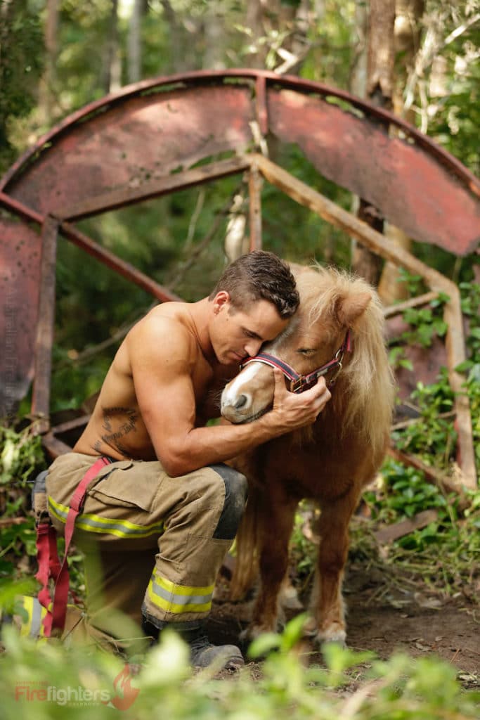 Ausztrál tűzoltók pózoltak mentett állatokkal