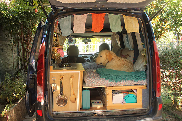 Felújította kisbuszát, hogy kutyájával bejárhassák a világot