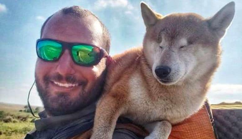 Vak kutyájával indult el 1700 km-es túrára