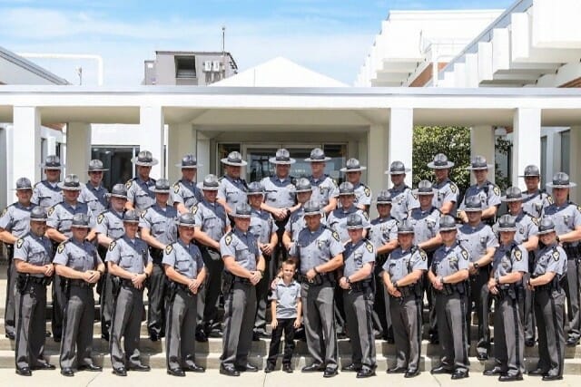kisfiú rendőrkutyáknak segített