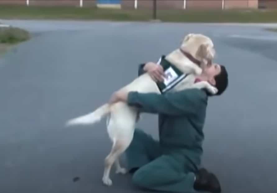 A katona terápiás kutyával megy a börtönbe1